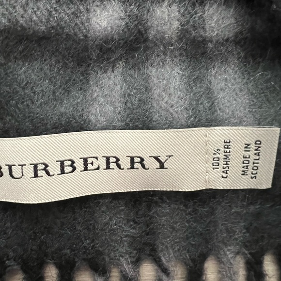 Men’s BURBERRY cashmere scarf - Picture 3 of 3